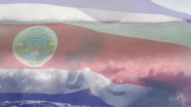 Denizde dalgalara karşı kosta rica bayrağı sallamanın dijital bileşimi. Ulusal turizm ve seyahat kavramı