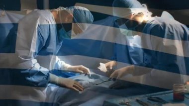 Ameliyathanede cerrahların üzerinde sallanan Yunan bayrağının animasyonu. küresel tıp, covid 19 pandemik konsept sırasında sağlık hizmetleri dijital olarak üretilen video.