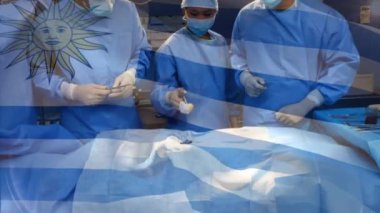 Ameliyathanede cerrahların üzerinde sallanan uruguay bayrağının animasyonu. küresel tıp, covid 19 pandemik konsept sırasında sağlık hizmetleri dijital olarak üretilen video.