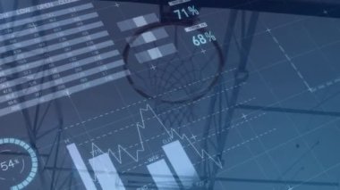 Basketbolcular üzerinden finansal veri işleme animasyonu. küresel iş, finans ve bağlantılar konsepti dijital olarak oluşturulmuş video.