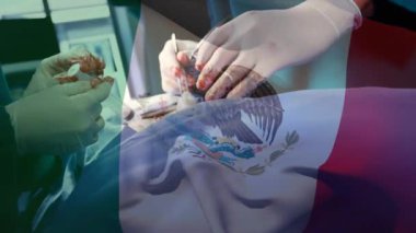 Ameliyathanede cerrahların üzerinde sallanan Meksika bayrağının animasyonu. küresel tıp, covid 19 pandemik konsept sırasında sağlık hizmetleri dijital olarak üretilen video.