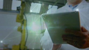 Bilgisayar laboratuarında tablet kullanan beyaz bir adamın el animasyonu. küresel ağlar, bağlantılar, veri işleme ve bilgisayar konsepti dijital olarak oluşturulmuş video.