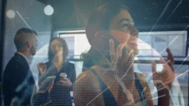 Ofisteki iş adamları üzerinden bağlantı ve dünya ağının animasyonu. küresel bağlantılar, iş dünyası, dijital arayüz, teknoloji ve ağ konsepti dijital