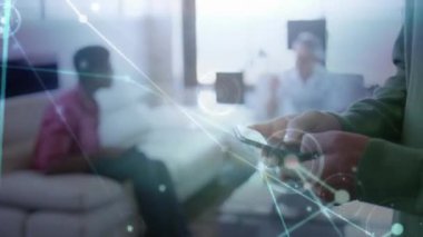 Ofisteki iş adamları üzerinden bağlantı ağının animasyonu. küresel bağlantılar, iş dünyası, dijital arayüz, teknoloji ve ağ konsepti dijital