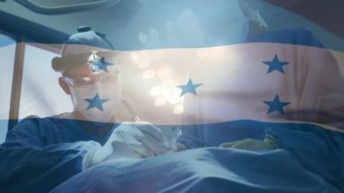 Ameliyathanede cerrahların üzerinde hoduras bayrağı animajı. küresel tıp, covid 19 pandemik konsept sırasında sağlık hizmetleri dijital olarak üretilen video.