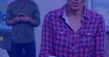 Akıllı telefon kullanan insanların üzerine düşen sosyal medya simgelerinin animasyonu. Sosyal medya ve iletişim konsepti dijital olarak oluşturulmuş video.