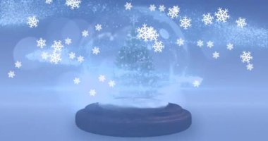 Mavi arkaplana düşen kar üzerine düşen Noel ağacının animasyonu. Noel, kış, gelenek ve kutlama konsepti dijital olarak oluşturulmuş video.