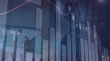 Basketbolcular üzerinden finansal veri işleme animasyonu. küresel iş, finans ve bağlantılar konsepti dijital olarak oluşturulmuş video.