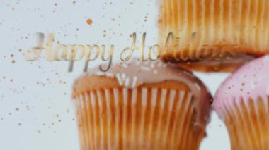 Beyaz arka planda keklerin üzerinde noel kutlamalarının animasyonu. Noel, kış, gelenek ve kutlama konsepti dijital olarak oluşturulmuş video.