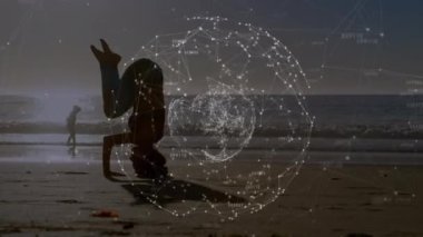 Kafkas kadının plajda yoga yapması üzerine dünya ile olan bağlantıların animasyonu. global spor, incelik ve sağlıklı yaşam tarzı konsepti dijital olarak oluşturulmuş video.