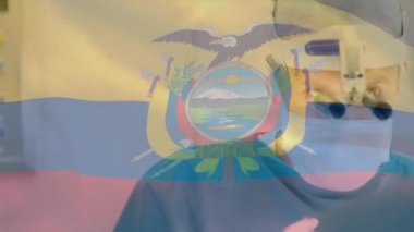 Ameliyathanede cerrahların üzerinde sallanan ekvator bayrağının animasyonu. küresel tıp, covid 19 pandemik konsept sırasında sağlık hizmetleri dijital olarak üretilen video.