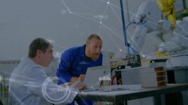 Bilgisayar donanımını tamir eden beyaz adamlar üzerindeki bağlantı ağının animasyonu. küresel ağlar, bağlantılar, bilgisayarlar, veri işleme konsepti dijital olarak oluşturulmuş video.