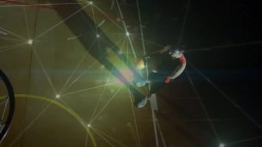 Beden eğitiminde karışık ırk erkek basketbol oyuncusu üzerinden bağlantı ağlarının animasyonu. global spor, bağlantılar ve veri işleme kavramı dijital olarak oluşturulmuş video.