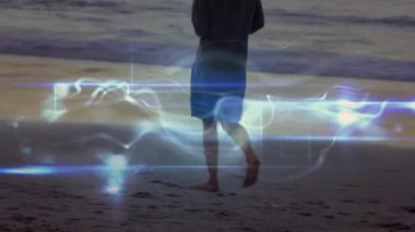 Kumsalda yürüyen beyaz kadın üzerindeki ışık izlerinin animasyonu. global spor, incelik ve sağlıklı yaşam tarzı konsepti dijital olarak oluşturulmuş video.