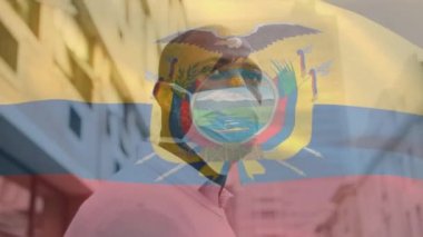 Ekvador bayrağının covid 19 salgını sırasında yüz maskesi takan adamın üzerinde dalgalanması. küresel covid 19 salgın konsepti dijital olarak oluşturulmuş video.