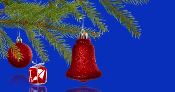 Κινούμενο Σχέδιο Στολισμού Χριστουγεννιάτικου Δέντρου Πάνω Από Μπλε Φόντο Χριστούγεννα — Αρχείο Βίντεο