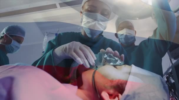 在手术室里 在外科医生面前挥动着俄罗斯国旗的动画 全球医学 围产期保健服务 数码制作的19种流行病概念视频 — 图库视频影像