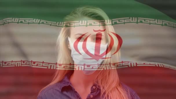Animacja Flagi Irańczyka Machającego Nad Kobietą Noszącą Maskę Twarzy Podczas — Wideo stockowe