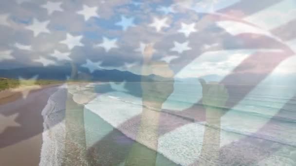 Ellerimizin Üzerinde Bayrak Sallayarak Sahilin Havadan Görüntüsüne Karşı Baş Parmak — Stok video