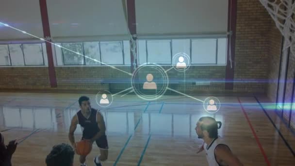ジムでの多様なバスケットボール選手のグループ上の接続のアニメーション 世界的なスポーツ データ処理の概念デジタルで生成されたビデオ — ストック動画