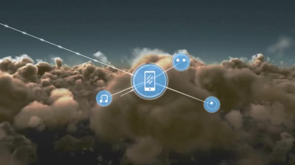 空の雲に対するデジタルアイコンのネットワーク 世界的なネットワーキングとクラウドストレージ技術の概念 — ストック動画