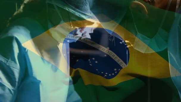 Animación Bandera Brasil Ondeando Sobre Cirujanos Quirófano Medicina Global Servicios — Vídeo de stock