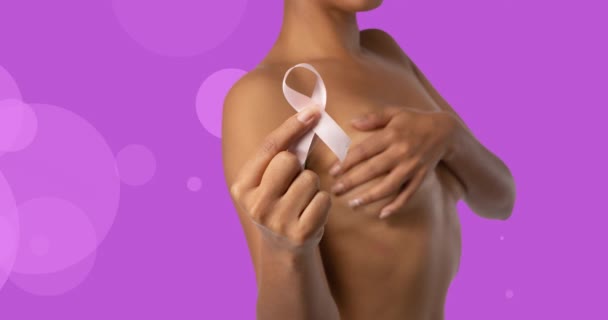 乳がん啓発テキストピンクリボンを保持混合人種の女性のアニメーション 乳がん認知キャンペーンのコンセプトデジタル生成ビデオ — ストック動画
