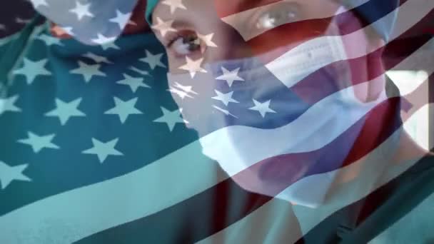 Animación Bandera Ondeando Sobre Los Cirujanos Máscaras Faciales Global Covid — Vídeo de stock