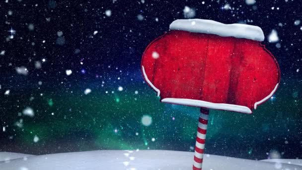 雪の夜の空に対して冬の風景の上に赤い木製の看板の投稿に落ちる クリスマス フェスティバルとお祝いのコンセプト — ストック動画