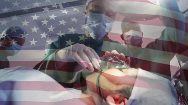Animacja Flagi Usa Machającej Nad Chirurgami Sali Operacyjnej Globalna Medycyna — Wideo stockowe