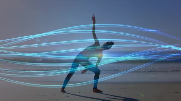 Animering Blå Linjer Över Kaukasisk Kvinna Som Utövar Yoga Stranden — Stockvideo