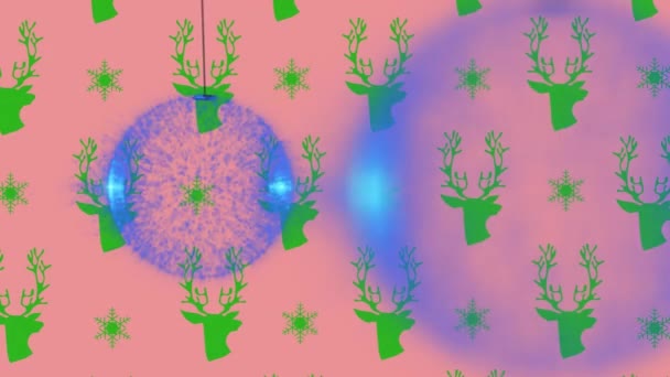 Pembe Arka Plandaki Ren Geyiği Deseninin Üzerinde Noel Süslerinin Animasyonu — Stok video
