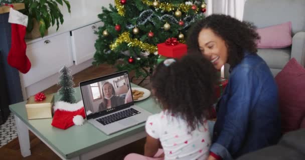 Madre Figlia Afroamericana Che Hanno Videocall Sul Computer Portatile Casa — Video Stock