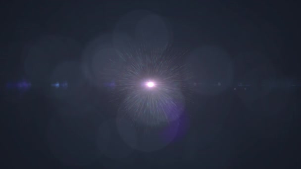 青を背景に光とレンズフレアのスポットのデジタルアニメーション テクスチャとデザインの技術的背景 — ストック動画