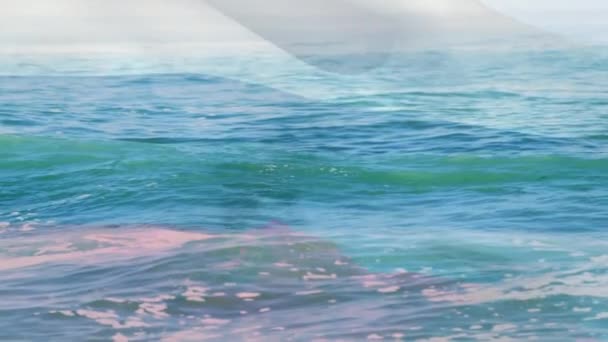 Цифровой Состав Размахивания Российским Флагом Против Волн Море Национальная Туристическая — стоковое видео