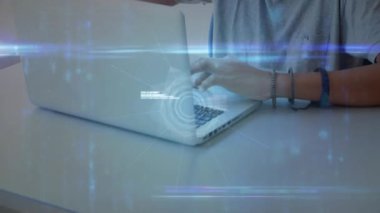 Okuldaki beyaz erkek öğrenci üzerinde ikonlar ve veri işleme ile dünyanın animasyonu. küresel bağlantılar, eğitim ve dijital arayüz konsepti dijital olarak oluşturulmuş video.