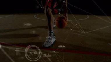 Veri işleme animasyonu, spor salonundaki karışık ırk erkek basketbol oyuncusu üzerinden bağlantılar. global spor, bağlantılar ve veri işleme kavramı dijital olarak oluşturulmuş video.