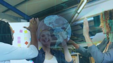 Gülümseyen iş arkadaşları beşlik çakarken küresel ve veri işleme animasyonu. küresel ağ, takım çalışması ve bağlantılar konsepti dijital olarak oluşturulmuş video.