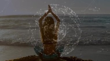 Kafkas kadının plajda yoga yapması üzerine dünya ile olan bağlantıların animasyonu. global spor, incelik ve sağlıklı yaşam tarzı konsepti dijital olarak oluşturulmuş video.