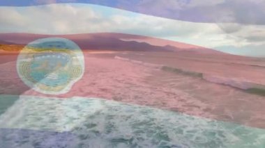 Deniz dalgalarının havadan görüntüsüne karşı sallanan Kosta Rika bayrağının dijital bileşimi. Ulusal turizm ve seyahat kavramı