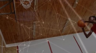 Spor salonundaki çeşitli basketbol oyuncuları ile bağlantılı ağların animasyonu. global spor, bağlantılar ve veri işleme kavramı dijital olarak oluşturulmuş video.