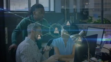 Ofisteki iş adamları üzerinden bağlantı ağının animasyonu. küresel bağlantılar, iş dünyası, dijital arayüz, teknoloji ve ağ konsepti dijital olarak oluşturulmuş video.