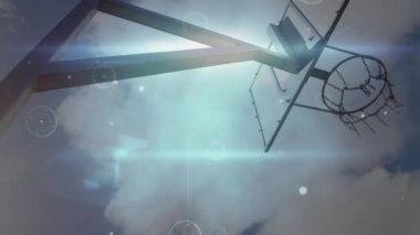 Karışık ırk erkek basketbol oyuncusu üzerinden bağlantı ağlarının animasyonu. global spor, bağlantılar ve veri işleme kavramı dijital olarak oluşturulmuş video.