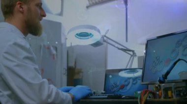 Bilgisayar laboratuvarında, programlamada çalışan beyaz adam üzerindeki bağlantı ağının animasyonu. küresel ağlar, bağlantılar, veri işleme ve bilgisayar konsepti dijital olarak oluşturulmuş video.