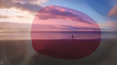 Sahilde yürüyen adama japan bayrağı sallamanın dijital bileşimi. Ulusal turizm ve seyahat kavramı