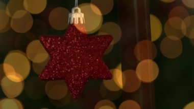 Yılbaşı yıldızı üzerinde mum animasyonu. Noel, kış, gelenek ve kutlama konsepti dijital olarak oluşturulmuş video.