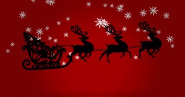 Kızak içindeki Noel ağacı ren geyikleri tarafından kırmızı arka planda çekiliyor. Noel şenliği ve kutlama konsepti