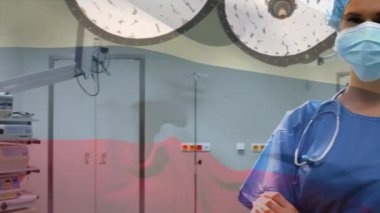 Ameliyathanede cerrah üzerinde dalgalanan Rusya bayrağının animasyonu. küresel tıp, covid 19 pandemik konsept sırasında sağlık hizmetleri dijital olarak üretilen video.