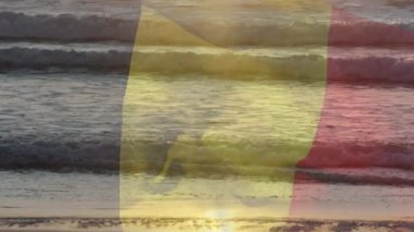 Sahile ve deniz dalgalarına karşı Belçika bayrağı sallamanın dijital bileşimi. Ulusal turizm ve seyahat kavramı