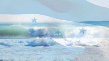 Denizde dalgalara karşı Honduras bayrağı sallamanın dijital bileşimi. Ulusal turizm ve seyahat kavramı